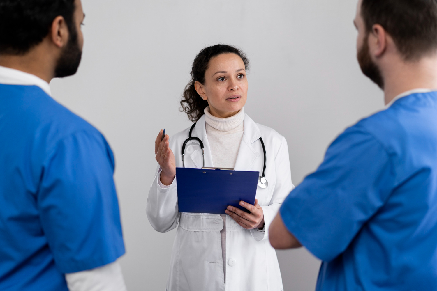 Formação em disfagia neuro-hospitalar, UTI e comunicação funcional